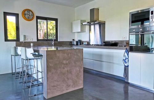 Calodyne House | Contemporary villa in peaceful location with seaviews