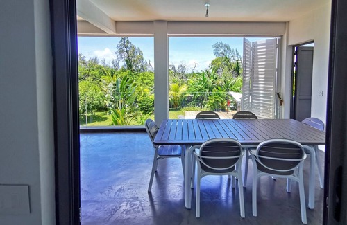 Calodyne House | Contemporary villa in peaceful location with seaviews