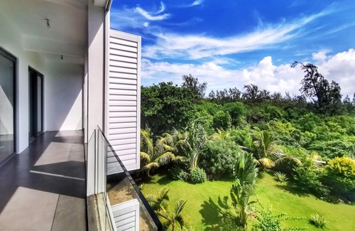Calodyne House | Contemporary villa in peaceful location with seaviews