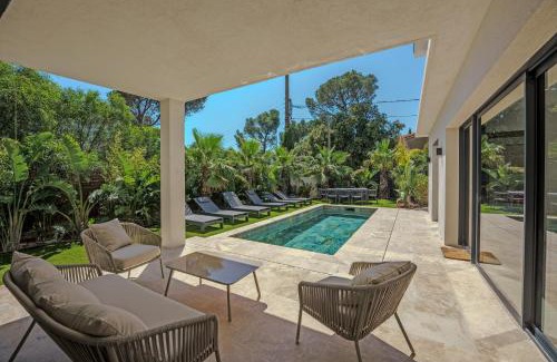 Boulouris-sur-Mer Villa | Contemporary Villa with Heated Pool Near Sea