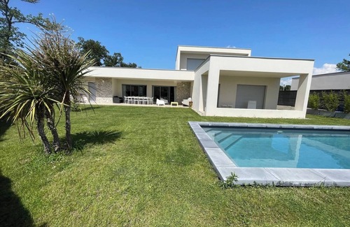 Montelimar Villa | Contemporary villa in Drôme provençale