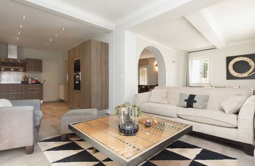 Riou - Petit Juas - Av de Grasse House | Contemporary villa in the heart of Cannes