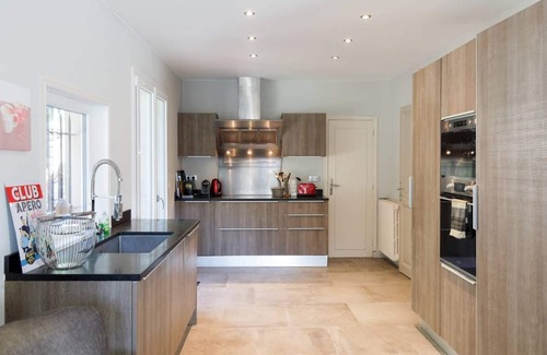 Riou - Petit Juas - Av de Grasse House | Contemporary villa in the heart of Cannes