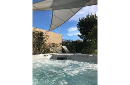 Pleuven Villa | Contemporary villa with outdoor Jacuzzi