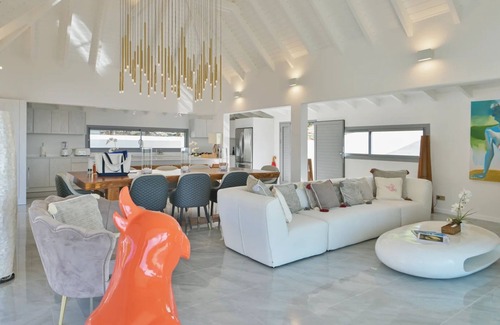 Gouverneur Villa | Contemporary Warm Villa with Tropical Setting