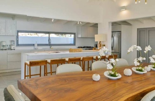 Gouverneur Villa | Contemporary Warm Villa with Tropical Setting