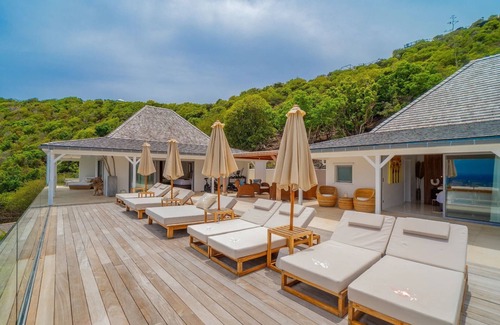 Gouverneur Villa | Contemporary Warm Villa with Tropical Setting