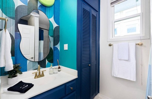 Greater South River City House | Content Casa: Near Bars/Pool/DT + Hot Tub/Patio