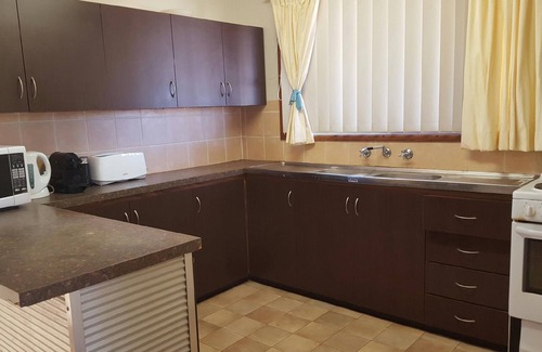 Cue House | Contractor Accommodation - Mining Personnel- Great for families with children