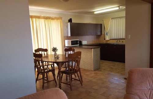 Cue House | Contractor Accommodation - Mining Personnel- Great for families with children