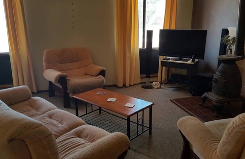Cue House | Contractor Accommodation - Mining Personnel- Great for families with children