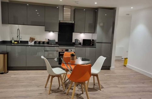 Shirley House | Contractor/Family Stays Near NEC/BHM Airport
