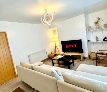 Nottingham House | Contractor Haven- 3BDR Crew House, Free Parking, Fast WiFi & Private Garden