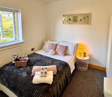 Nottingham House | Contractor Haven- 3BDR Crew House, Free Parking, Fast WiFi & Private Garden