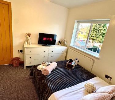 Nottingham House | Contractor Haven- 3BDR Crew House, Free Parking, Fast WiFi & Private Garden