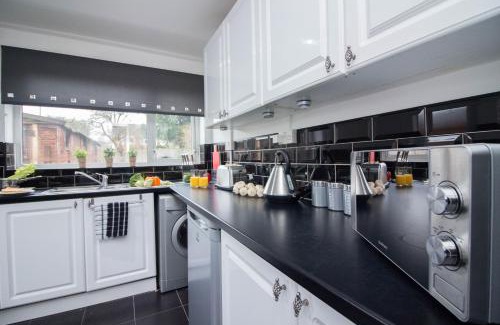 Walsall Apartment | Contractor House & M54 & Free Parking