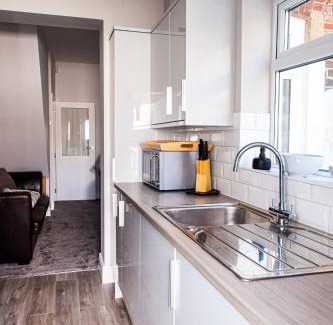 Middlesbrough Apartment | Contractor house, sleeps 7, close to restaurant's & bars, long stays available, Oveyo Accommodation