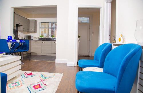 Wakefield House | Contractors 4bed Sleeps8 Groups Spacious Parking WIFI SmartTV
