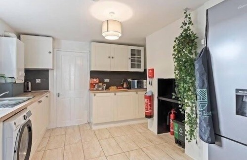 Bristol House | !* Contractors,discounts,parking,WIFI, Central *!