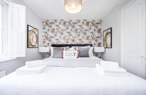Sittingbourne House | Contractors , Leisure Stays, Sleeps 12 with Pool Table , Air Hockey, PS4 & Games Room