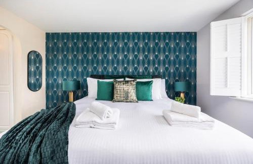 Sittingbourne House | Contractors , Leisure Stays, Sleeps 12 with Pool Table , Air Hockey, PS4 & Games Room