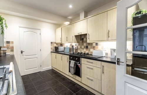 Swindon House | Contractors*Long Stays Discounts*Wyvern