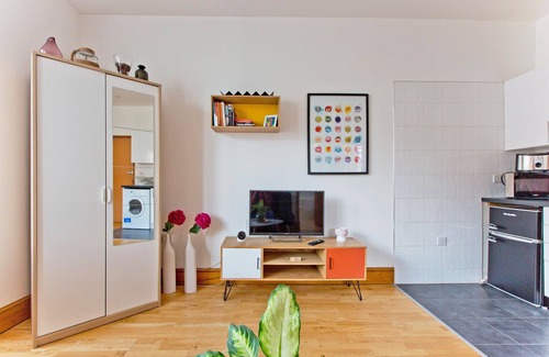 Canonbury Apartment | Convenient 1 bedroom apartment with parking