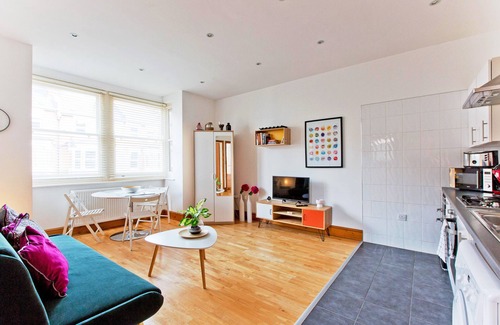 Canonbury Apartment | Convenient 1 bedroom apartment with parking