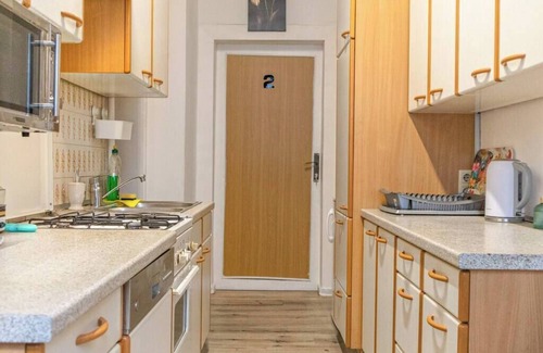 Brigittenau Apartment | Convenient 3BR Apt. near Danube & Millenium Tower