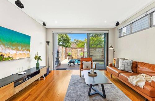Eastlakes House | Convenient 4BR with Private Pool close to Airport