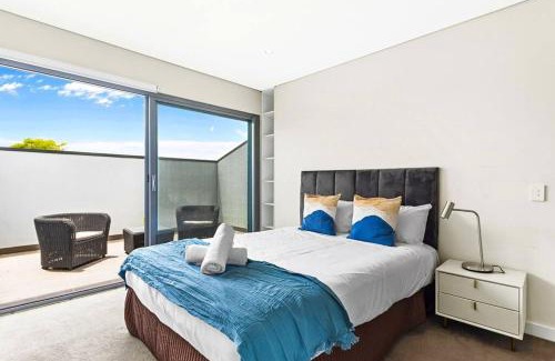 Eastlakes House | Convenient 4BR with Private Pool close to Airport