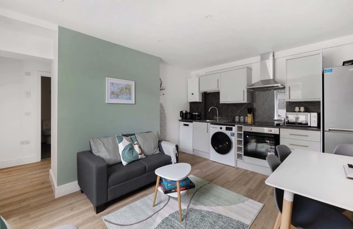 Old Trafford Apartment | Convenient and Modern 2 Bed Apartment in Saltash