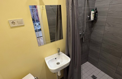 Grizinkalns Apartment | Convenient and Newly Renovated Studio w/Free Parking