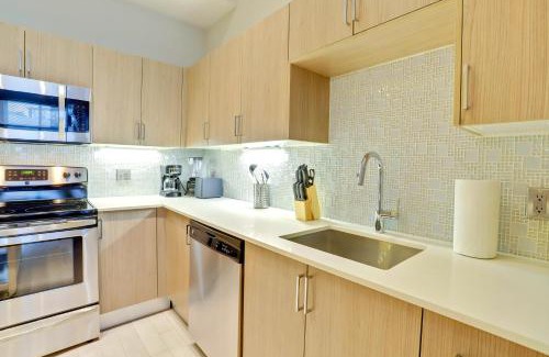 Crystal City Apartment | Convenient Apartment Near Major Sights