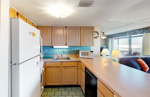 North Ocean City Condo | Convenient beachfront condo with balcony & views