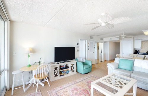 North Ocean City Condo | Convenient beachfront condo with balcony, pools, sauna, gym, AC, & game room