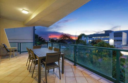 Darwin City Centre Apartment | Convenient CBD Location with Pool Gym & walk to shops