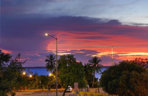 Darwin City Centre Apartment | Convenient CBD Location with Pool Gym & walk to shops
