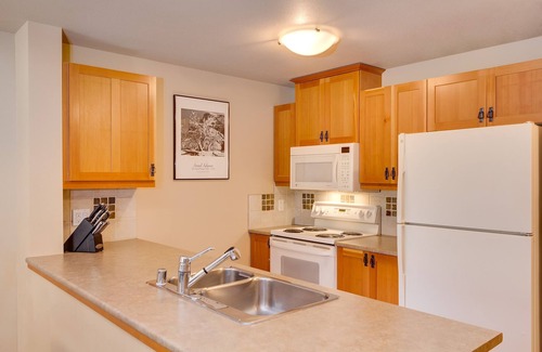 Copper Mountain Village Condo | Convenient Center Village location, 2 hot tubs & heated pool! Free WiFi and Pkg