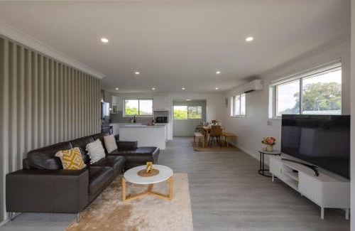 Robertson House | Convenient Comfort 4BR near Malls and Transport