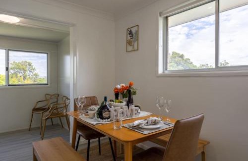 Robertson House | Convenient Comfort 4BR near Malls and Transport