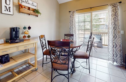 Table Rock Condo | Convenient condo close to Branson attractions with on-site marina & private deck