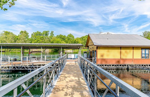 Table Rock Condo | Convenient condo close to Branson attractions with on-site marina & private deck