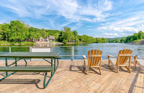 Table Rock Condo | Convenient condo close to Branson attractions with on-site marina & private deck
