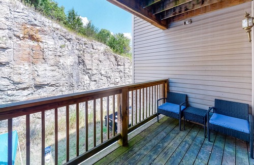 Branson Condo | Convenient Condo in Great Location w/Shared Pool, Private W/D, Free WiFi, Cable