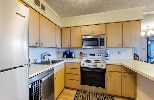 North Ocean City Condo | Convenient condo with outdoor pool, WiFi & private washer/dryer
