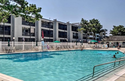 North Ocean City Condo | Convenient condo with outdoor pool, WiFi & private washer/dryer