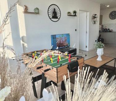 Bracknell Apartment | Convenient Contractor & Family Stay - 5 Guests, Pets Welcome, Parking Included!