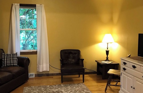 Perry House | Convenient Country Home