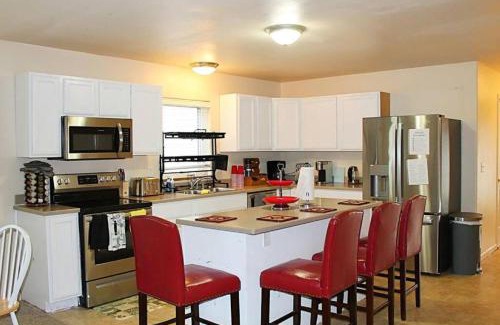 Fairbanks Apartment | Convenient & cozy 4-br T/H; heated 2 car garage!